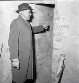 Gustav Svensson vid trappan i den hemliga gången i Räpplinge kyrka.