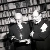 Biskop Malmeströmtiillsammans med kyrkoherde Iverson 15/11 1959.