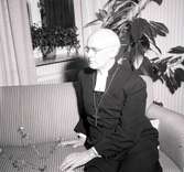I soffan sitter Biskop Malmeström 15/11 1959.