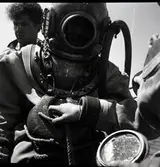 Dykare på jakt efter ett störtat flygplan.