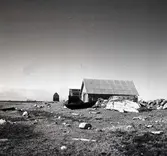 Hallnäs sjöbodar 7/4 1957.

På sydspetesen av Hallnäs udde finns fem sjöbodar, varav den längst i söder är uppförd av kalksten och trä. I anslutning till de befintliga bodarna finns flera äldre sjöbodtomter idag omgivna av stenbundna jordvallar. Strax norr om bodarna, i de betade sjömarkerna, står ett sjömärke av kalksten, sju meter högt, med smalare, rundad överdel. Det till storleken imponerande byggnadsverket uppfördes 1868 och kallas av lokalbefolkningen för 