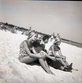 TV-Levis bland tre damer på stranden, på uppdrag av Hylands Hörna.