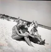 TV-Levis bland tre damer på stranden, på uppdrag av Hylands Hörna.