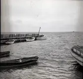 Båtar som använts av baltiska flyktingar.  När andra världskriget började lida mot sitt slut flydde tusentals balter undan Röda Armén. Många kom till Sverige där de och deras barn snart inlemmades i samhället.