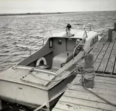 Båt som använts av baltiska flyktingar.  När andra världskriget började lida mot sitt slut flydde tusentals balter undan Röda Armén. Många kom till Sverige där de och deras barn snart inlemmades i samhället.