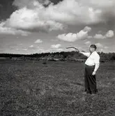 Flygfält vid Grankullavik. Hans Eriksson pekar ut var fältet ska ligga.
