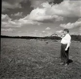 Flygfält vid Grankullavik. Hans Eriksson pekar ut var fältet ska ligga.