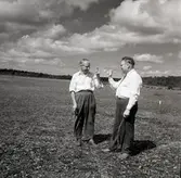 Flygfält vid Grankullavik. Hans Eriksson pekar ut var fältet ska ligga.