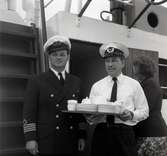 Byxelkroks hamn,  befäl på M/S Nordpol 14/6 1959. Thorkild Jensen tillsammans med kapten Ebert Petersson.
