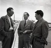Byxelkroks hamn, eventuellt Bertil Sjöberg, Ragnar Persson och en okänd.