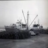 Sjöfarten öppnas mellan Revsudden - Stora Rör 17/4 1963.
I bakgrunden färjan Ölandssund IV.