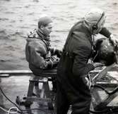 Dykare Allan Johansson och medhjälpare Ture Svensson 16/10 1957.