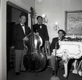 Staffan Egarts Orkester, med basist och pianist.