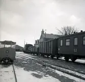 Rälsbuss och ånglok vid Borgholms järnvägsstation 1/2 -62.