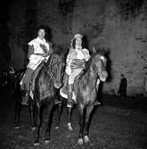 Ruinspelen, Borgholms slott.
Två herrar i teaterkostym som rider på varsin häst.