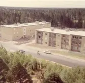 Kungshallsvägen från höghusen (Platåvägen 3).