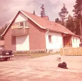 Bilder från fastigheten Tickan 5 på Hallandsgatan, Nybro. Huset nybyggt, 1962