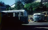 Två blå bussar på Kvarnbygatan vid Gamla Torget i Mölndal, 1960-tal.

För mer information om bilden se under tilläggsinformation.