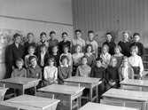Vasaskolan, klassrumsinteriör, 26 skolbarn med lärarinna fru Märta Sahlin.
Klass 3s, sal 14.