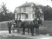 Bussviks gård Misterhult. Stående vid vagnen: Edwin Nilsson.På kuskbocken: Axel Wenell (vit mössa) och chauffören Helsing.. Barnen är Gustav Harry och Maj-Britt Nilsson.