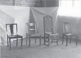 Stolar från 1920-talet tillverkade på Bröderna Nylanders möbelfabrik i Misterhult. Den elegant snidade ekstolen, tvåa från höger, skars av Arvid Konradsson, och såldes till en antikaffär i Stockholm.