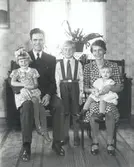 Karl-Gunnar Nilsson med maka Ebba Gördis Maria, sonen Karl Sören samt döttrarna Haga Maria gift Westin samt Gudrun Gördis Kristina gift Vikland.