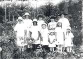 Fem vuxna damer och fem flickor alla klädda i vitt. Oidentifierade. Troligen från tidigt 1920-tal. Observera hattarna.