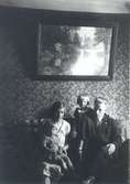 Greta och Oskar Alexandersson i sitt hem i Elimkyrkan med barnen Rut och Stefan.