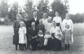 Makarna Karl och Alma Johansson fotograferade tillsammans med sina 13 barn.