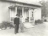 Kyrkoadjunkt Helge Jarkman, född 1911-05-27, hustrun Karin född 1915-04-15 samt dottern Birgitta 1947-10-08. Fotograferade utanför adjunktbostaden i Misterhult.