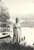 Porträtt av kvinna vid sjö.