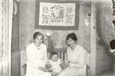 Två kvinnor och ett barn i Ölvedal.