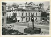 Vasabrunnen och Teatern,  korsningen Västra Vallgatan och Storgatan.