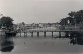 Gångbron över Systraströmmen från Rotundan till Västerport. Uppbyggd i anledning av Hantverksutställningen 1927.