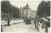 Gustav V på väg till invigningen av Vasabrunnen på Larmtorget 1926.