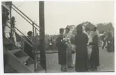 Arvprins Gustaf Adolf och prinsessan Sibylla vid avfärden till Öland, sommaren 1936.
Polisaspirant G Johansson i bakgrunden.