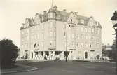 Det stora bostadshuset i hörnet av Esplanaden och Norra Vägen omkring 1938-1940. Konsumbutik på nedre botten.