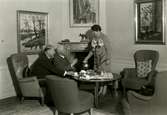 Landshövdingparet Wagnsson bjuder konstnären R Swahn på kaffe omkring 1947-50.