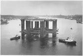 Oljeplattform byggd på Finnboda varv bogseras av bl a BULL  och STARKGROGG på Stockholms ström 1972.