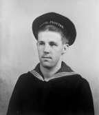 Repro, pojke i sjömansuniform ”Kungl. Flottan” på mössa, februari 1942,
	metallutfällning.