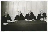 Styrelsemöte Kalmar Läns Tidning i Kalmar, 1940-talet.
Från vänster riksdagsman Fritz Börjesson, landstingsman Fritz Larsson, riksdagsman Johnsson och redaktör Algot Ivarsson.