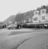 Problem med en bil i korsningen Wilhelm Thams väg och Rogbergavägen i Huskvarna.