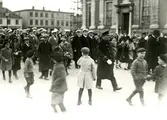 Studenter i Kalmar på marsch över Stortorget för att fira någon högtid i gamla Läroverket någon gång 1925-30. Polismannen närmast är överkonstapel Dahl.