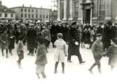 Studenter i Kalmar på marsch över Stortorget för att fira någon högtid i gamla Läroverket någon gång 1925-30. Polismannen närmast är överkonstapel Dahl.