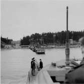 Lennart Wållberg Norrköping var förste kock på ubåten Neptun 1954 Neptuns långresa 1954.
Klargör för förtöjning vid Vitså brygga Hårsfjärden