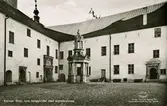 Kalmar slott. Inre borggården med slottsbrunnen.
Förlag Hjalmar Appeltoffts pappershandelsaktiebolag, Kalmar.