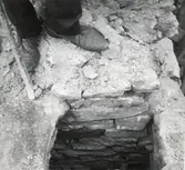 Västra förborgen.Vertikal kanal (rökgång) i den nordligaster kontreforen söder om ingångsvalvet.
(Foton från restaureringsarbetena 1967). Hålets mått 46x32 cm.