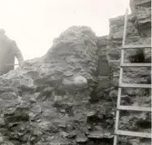 Västra förborgen. Nordligaster kontreforen söder om ingångsvalvet. Detaljer av muren under restaureringsarbetena
Kontreforens norra sida.
(Foton från restaureringsarbetena 1967).