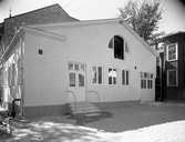 Bildserie från Karlstadsortens mejeriförening tagen 1937. Den nybyggda glassfabriken och ett hus till höger som tillhörde det på platsen tidigare liggande Våxnäs bryggeri.