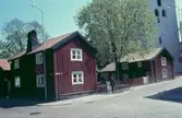 Vy från Västra kyrkogatan i Västervik med Sankta Gertruds kyrka i bakgrunden.